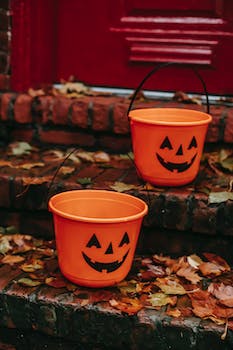 Spooktacular Porches: Halloween Curb Appeal Decor