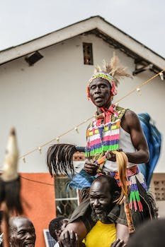 Omusawo wekinansi agaba obugaga mu Uganda mukubire kati ku simu!